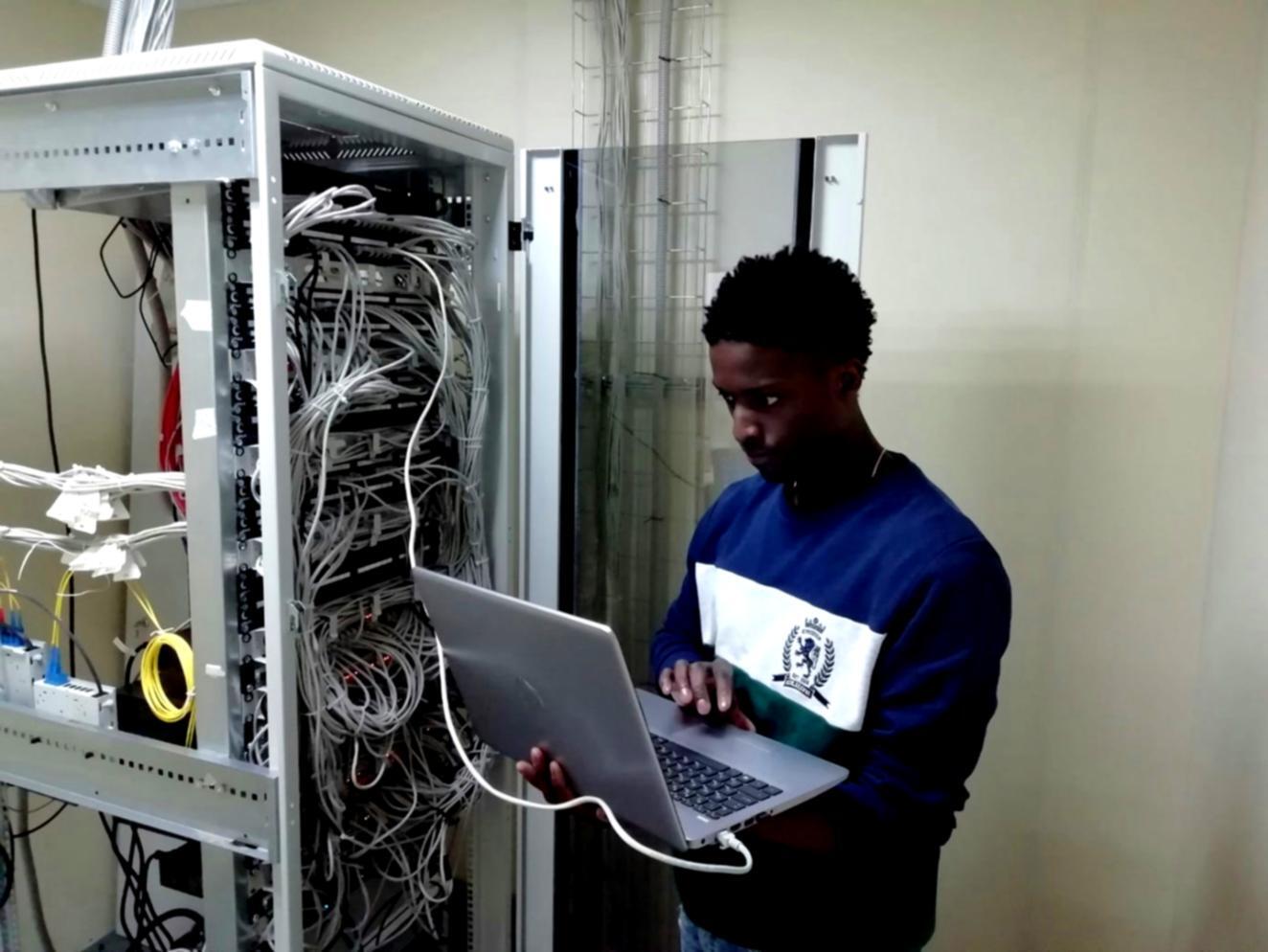Estudiante trabajando en modelado 3D de personaje en estación de trabajo profesional